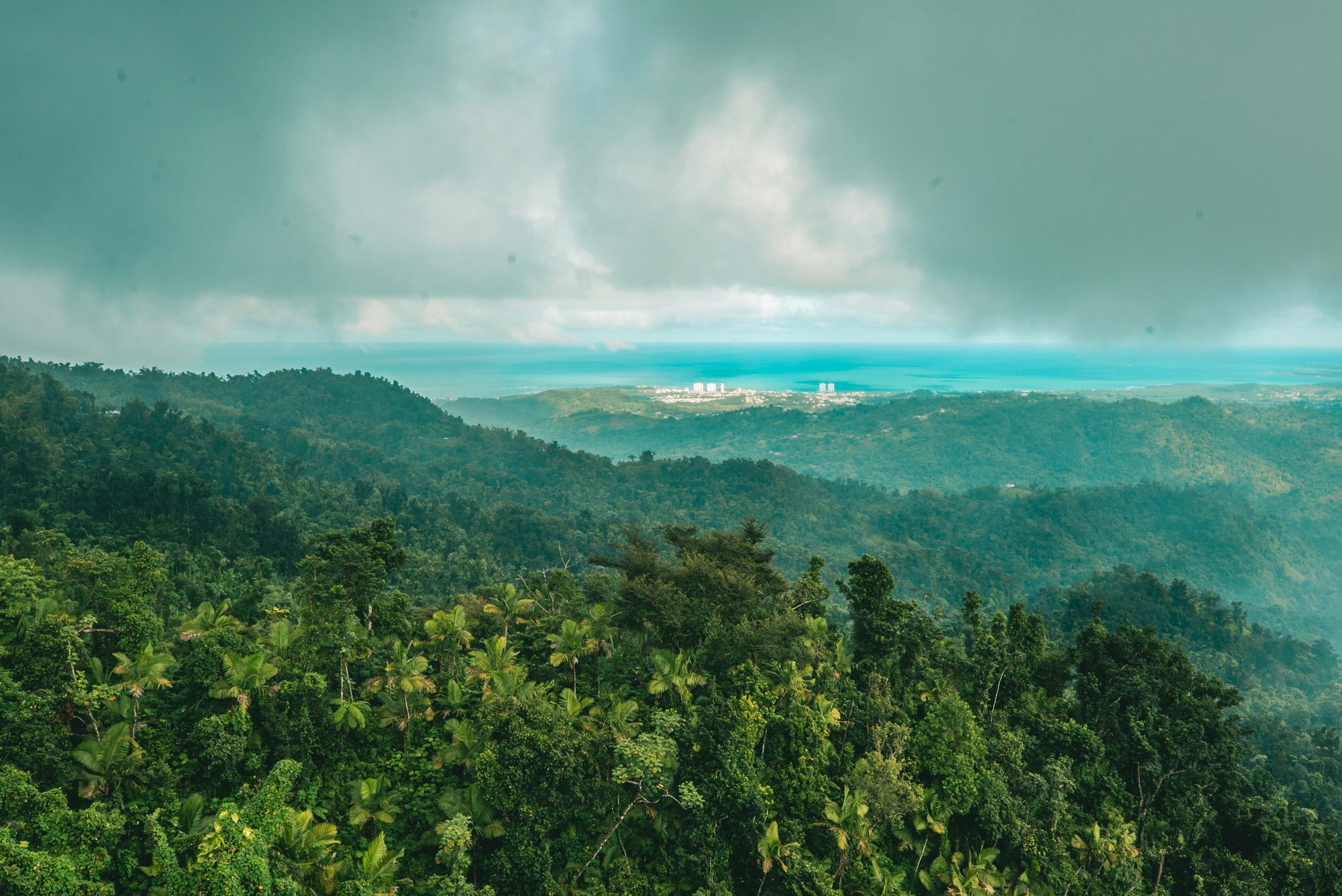 Vista de la cordillera y la costa de Puerto Rico