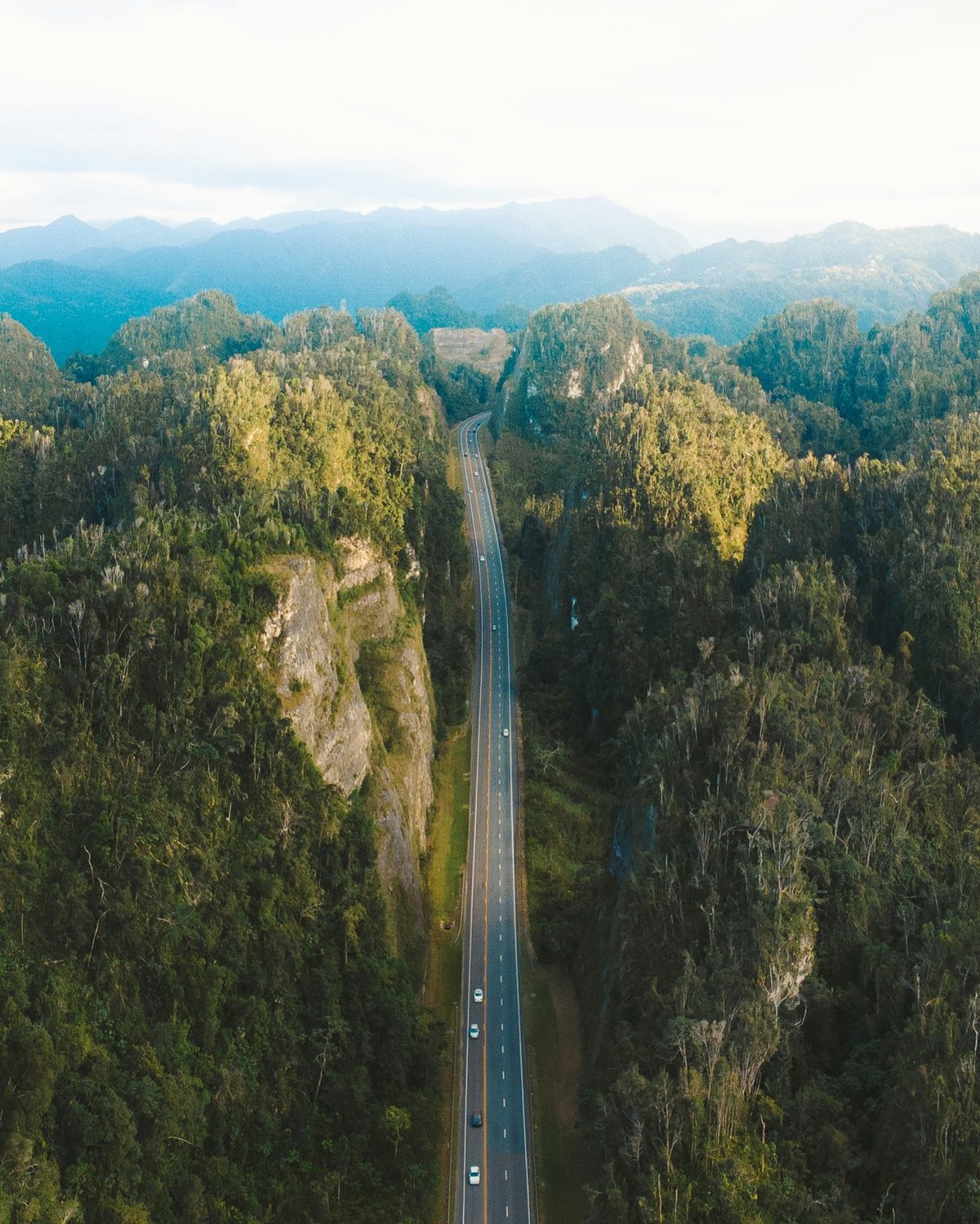 Autopista entre los mogotes de Puerto Rico